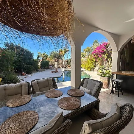 Villa Oasis - Beautiful House With Private Pool